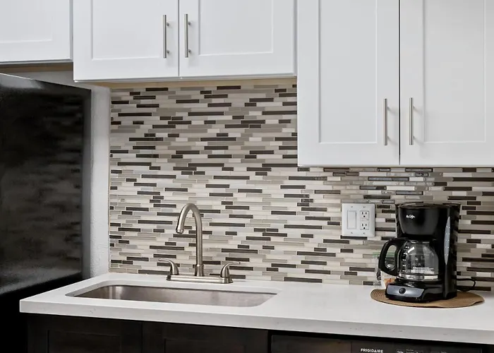 Newly Renovated 2br W Pool By Gia Apartment *